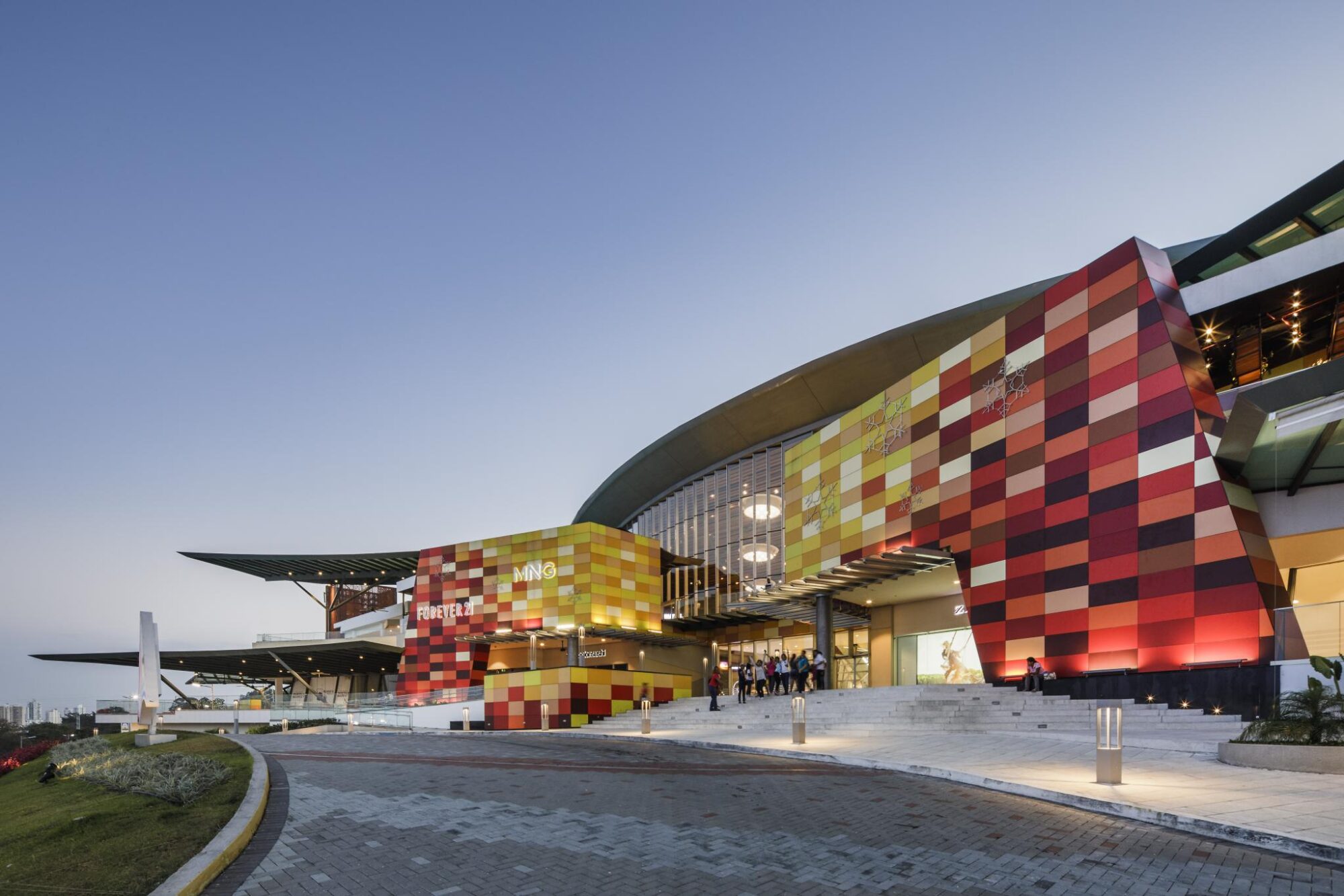 Foto de instalación de HPL en fachada arquitectónica moderna